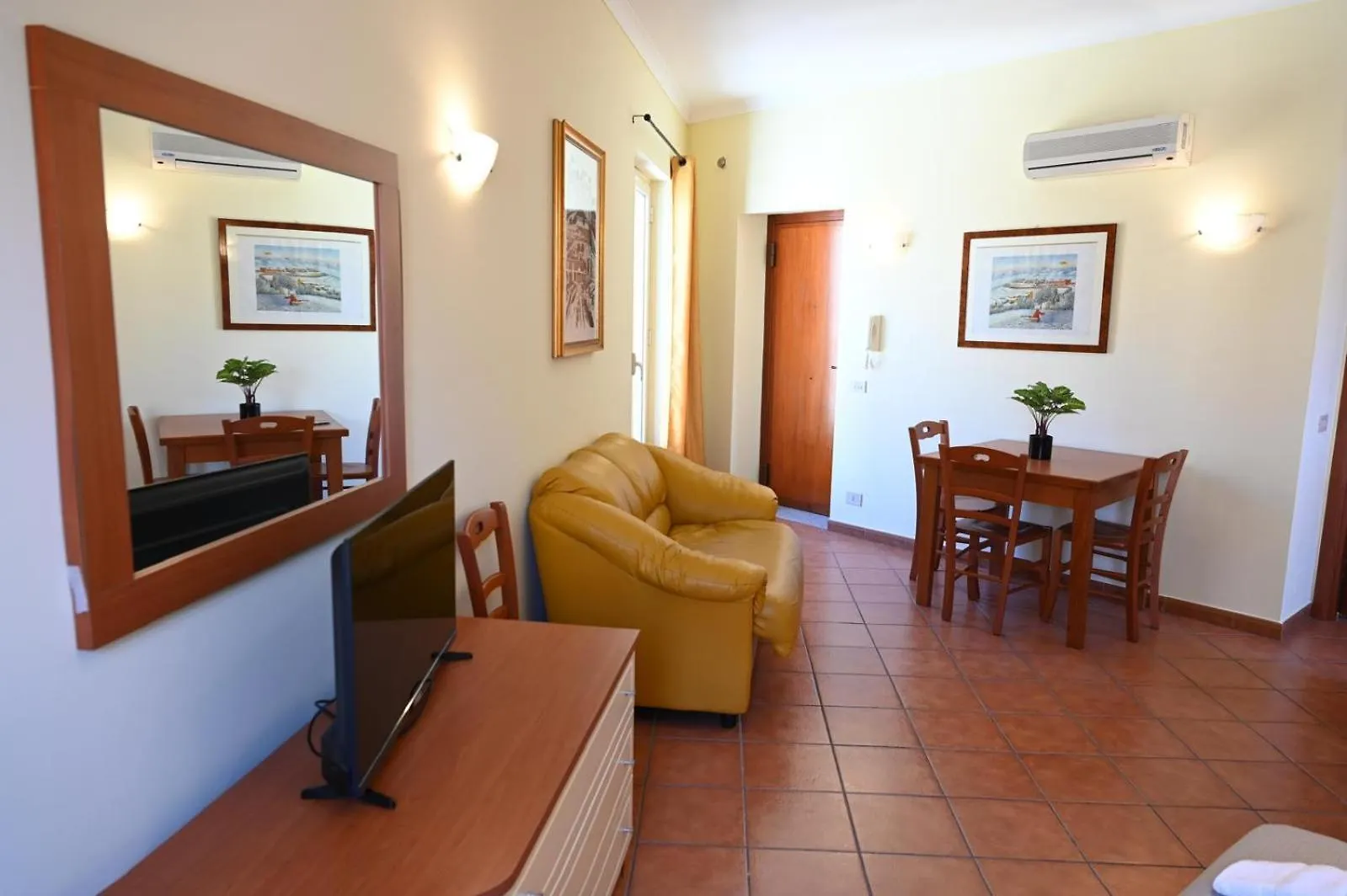Politeama Theater Apartments ile iletişim