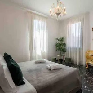 Ca' Pesaro Rooftop Terrace Apartment. Appartement Venise